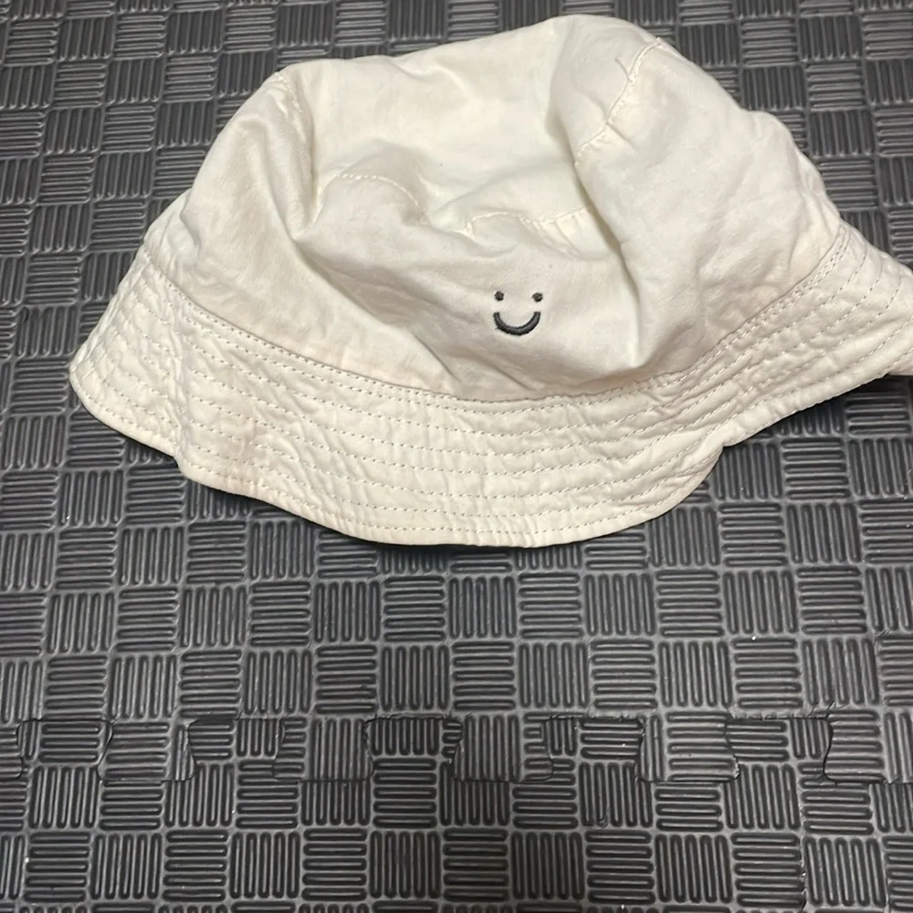 Reversible smiley face black and beige bucket hat 2 hats in one
